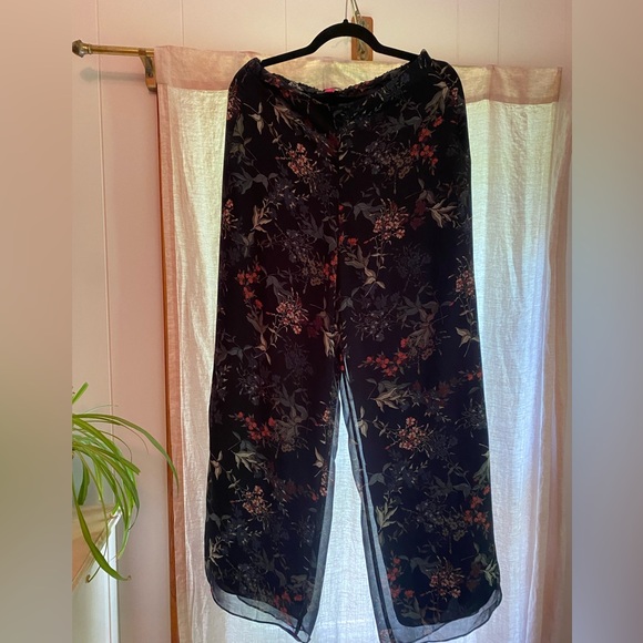 Vince Camuto floral pants - Picture 6 of 6